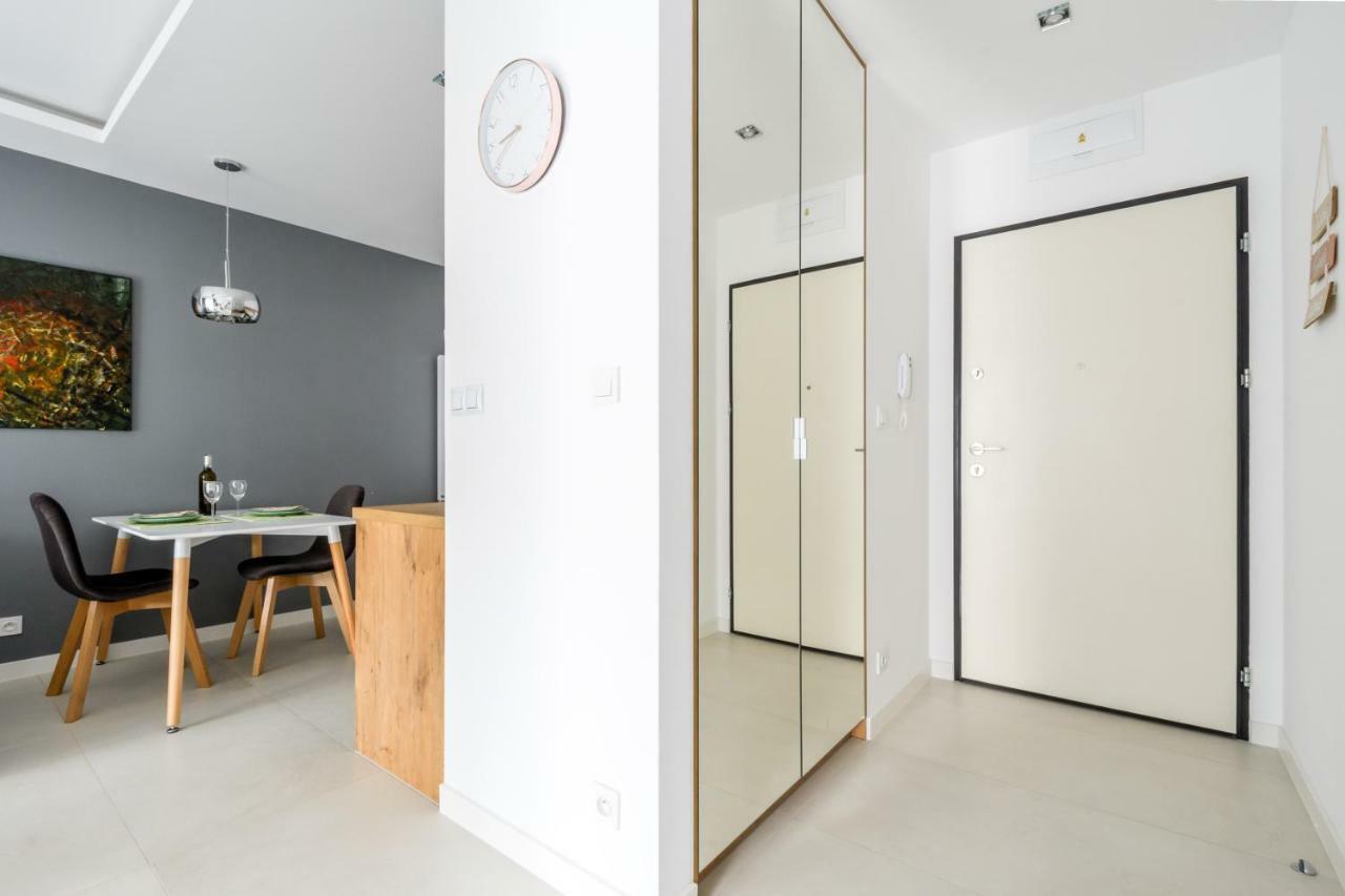 M&R Apartament Airport&Business Deluxe Cybernetyki 17 - Underground Garage - Free Wifi - Netflix - Air Conditioning - Self Check-In, Close By Chopin Airport Варшава Екстер'єр фото