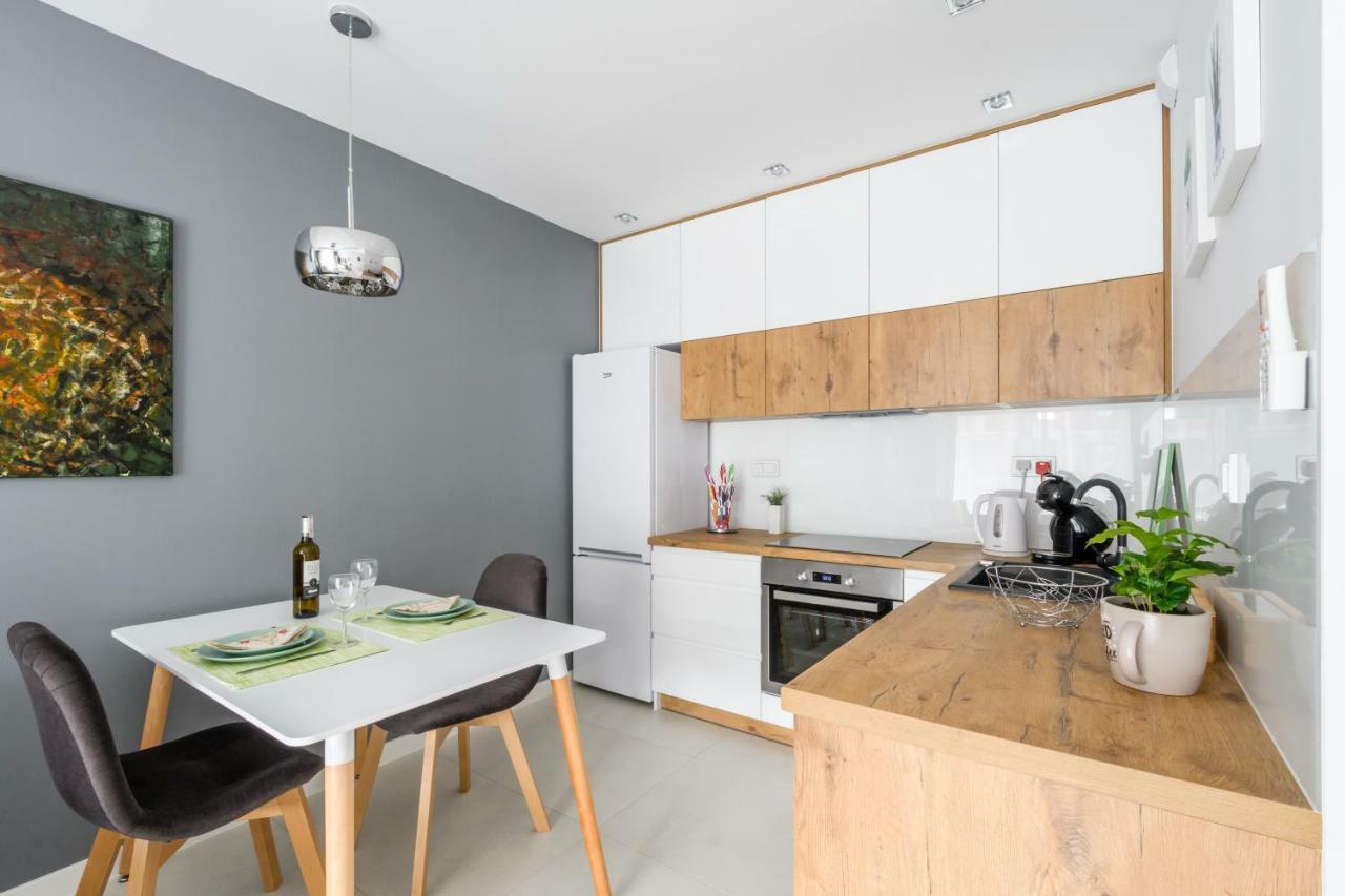 M&R Apartament Airport&Business Deluxe Cybernetyki 17 - Underground Garage - Free Wifi - Netflix - Air Conditioning - Self Check-In, Close By Chopin Airport Варшава Екстер'єр фото