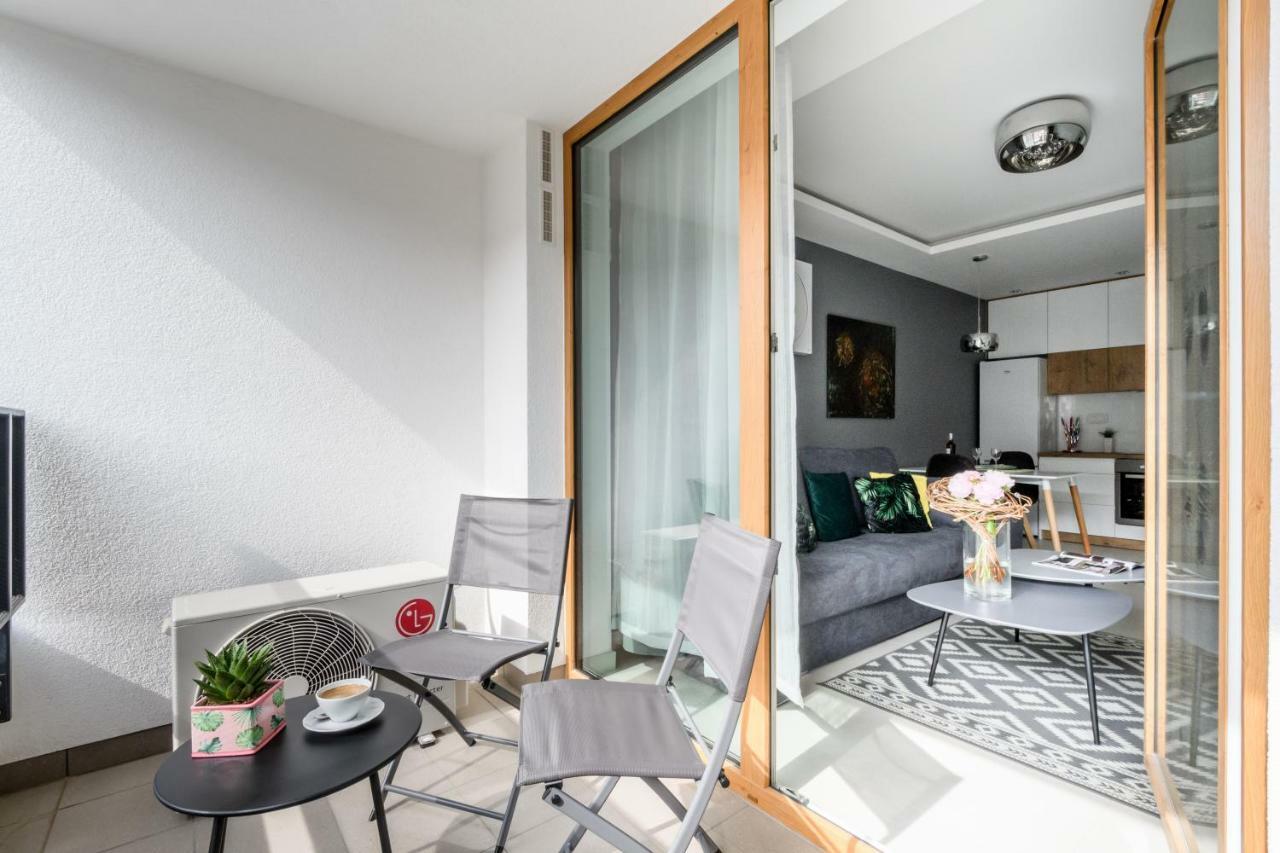 M&R Apartament Airport&Business Deluxe Cybernetyki 17 - Underground Garage - Free Wifi - Netflix - Air Conditioning - Self Check-In, Close By Chopin Airport Варшава Екстер'єр фото