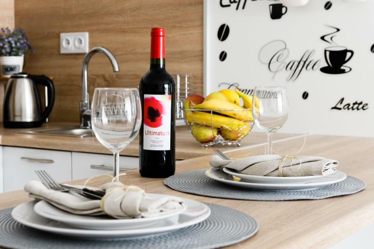 M&R Apartament Airport&Business Deluxe Cybernetyki 17 - Underground Garage - Free Wifi - Netflix - Air Conditioning - Self Check-In, Close By Chopin Airport Варшава Екстер'єр фото