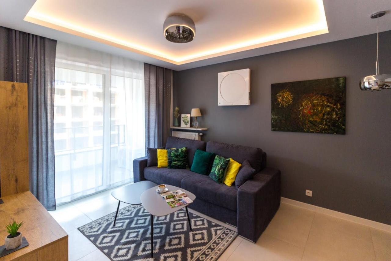 M&R Apartament Airport&Business Deluxe Cybernetyki 17 - Underground Garage - Free Wifi - Netflix - Air Conditioning - Self Check-In, Close By Chopin Airport Варшава Екстер'єр фото